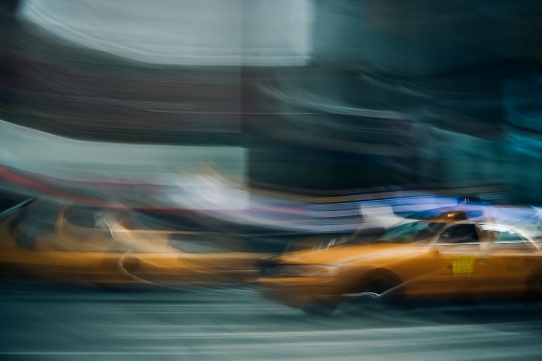 Gul taxibil i kraftig rörelseoskärpa på en stadsgata